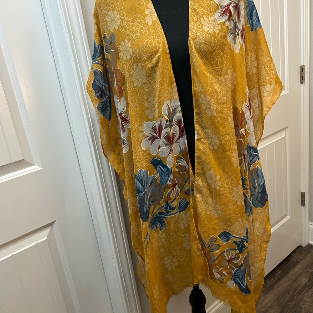 Woven Heart Yellow and Gray Floral Kimono